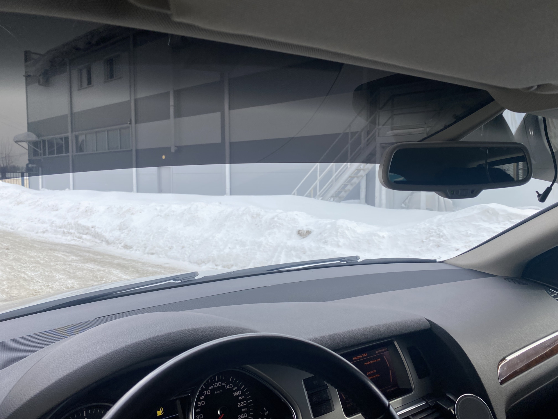 Всех приветствую!
Вот и первое исполнение намеченного плана по замене лобового стекла, стекло поставил новое фирмы NordGlass ибо всякое б/у орига не всегда хорошо и самый большой минус для себя принял то что у нас в Барнауле по наличию не было либо оставляло желать лучшего, вообщем новое есть новое + сделал полностью тонировку атермальной пленкой и полоску 30см. Рамка лобового в отличном состоянии без намеков на ржу это радует!
Что по стеклу; стекло не искажает и не бликует, доволен на все 💯 % и так сказать прозрел от увиденного через него, круто и эффект ВАУ был!

P/S;
Предлагалось два варианта Польша NordGlass за 10800 & Япония AGS за 22300 ну и замена 4500₽ первый вариант в наличии и второй с гарантией на 1 год от производите на одну замену от сколов и трещин.
Тонировка атермалкой + полоса 5% 30см 8000₽
А ну и то что Польша не совсем Польша а скорее всего БОР!


Рекомендую, молодцы все четко и без проволочек!