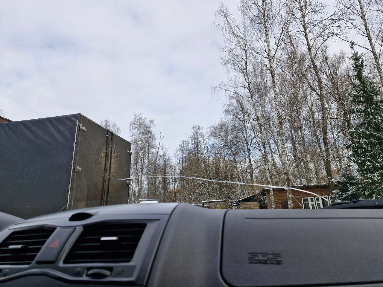 Записался в новом для себя МРЭО в ТЦ Калейдоскоп на Сходненской на четверг, 10 утра.
Записался бы раньше, да мелочь в виде трещины на лобовом с гарантированным отказом осложняла жизнь.

Ещё до покупки, в пятницу, я заказал себе новое стекло в AG Experts в ТЦ Весна на Алтуфьевском шоссе, сервис, знакомый ещё по Калине. Записали на среду 5 вечера, соответственно, сразу после замены на регистрацию.

Вчера сбежал с работы часа в 2, чтобы помыть машину, постоял минут 30 в очереди на мойку, уехал на другую самомойку, постоял ещё минут 30 там, помыл морду, к 4 закатываюсь и говорю — вот машина, я пошёл.
Сходил поел супчик, спускаюсь обратно — всё готово. Фигасе скорость, минут 30-40 наверно за всё про всё, правда попросили постоять ещё полчасика, чтобы клей схватился.

К 10 я приехал в МФЦ, получил талончик, сел в окошко, отдал все доки:
— ДКП
— выписку из ЭПТС
— СТС прошлой хозяйки

ОСАГО при регистрации сейчас не требуют, а диагностическая карта мне не нужна, т.к. машине меньше 4 лет.

Спустился на площадку, открыл капот, весь осмотр занял секунд 40 — стакан, табличка на стойке и номер двигателя. Большой привет тем, у кого двигатель запчасть и кто не смотрит — смотрят, проверяют, сверяют номер, всё ок.

После успешного осмотра поднимаюсь наверх, забираю номера и иду обратно к машине. Открутив номера 40 региона, сдав их в окошечко и прикрутив новые 977-го, я получил в свой автопарк третью колесницу уже официально. За всё про всё — меньше часа.

Насколько же деградировала процедура регистрации автотранспорта за 20 лет, уму непостижимо. Раньше как было, в 4 утра приезжаешь к МРЭО, какие-то мутные типы тебя записывают за 200 рублей в красную тетрадку уже тридцать седьмым, ни поспать, ни поссать, чтобы нидайбох очередь без тебя не прошла, к вечеру МОЖЕТ БЫТЬ до тебя очередь дойдет. И подраться можно, и поорать вдоволь "вас тут не стояло", в общем, выпустить весь накопленный негатив. А щас чё, пришел, спокойно все за 40 минут прошел, сидишь ждёшь номера. Никакой романтики.

В следующем посте расскажу о том, что куплено прям сходу. Всем пофиг, я думаю, но душа просит :)