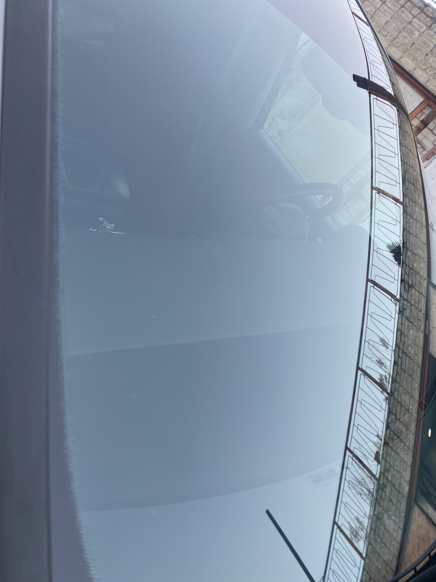 Всех приветствую!
Вот и первое исполнение намеченного плана по замене лобового стекла, стекло поставил новое фирмы NordGlass ибо всякое б/у орига не всегда хорошо и самый большой минус для себя принял то что у нас в Барнауле по наличию не было либо оставляло желать лучшего, вообщем новое есть новое + сделал полностью тонировку атермальной пленкой и полоску 30см. Рамка лобового в отличном состоянии без намеков на ржу это радует!
Что по стеклу; стекло не искажает и не бликует, доволен на все 💯 % и так сказать прозрел от увиденного через него, круто и эффект ВАУ был!

P/S;
Предлагалось два варианта Польша NordGlass за 10800 & Япония AGS за 22300 ну и замена 4500₽ первый вариант в наличии и второй с гарантией на 1 год от производите на одну замену от сколов и трещин.
Тонировка атермалкой + полоса 5% 30см 8000₽
А ну и то что Польша не совсем Польша а скорее всего БОР!


Рекомендую, молодцы все четко и без проволочек!